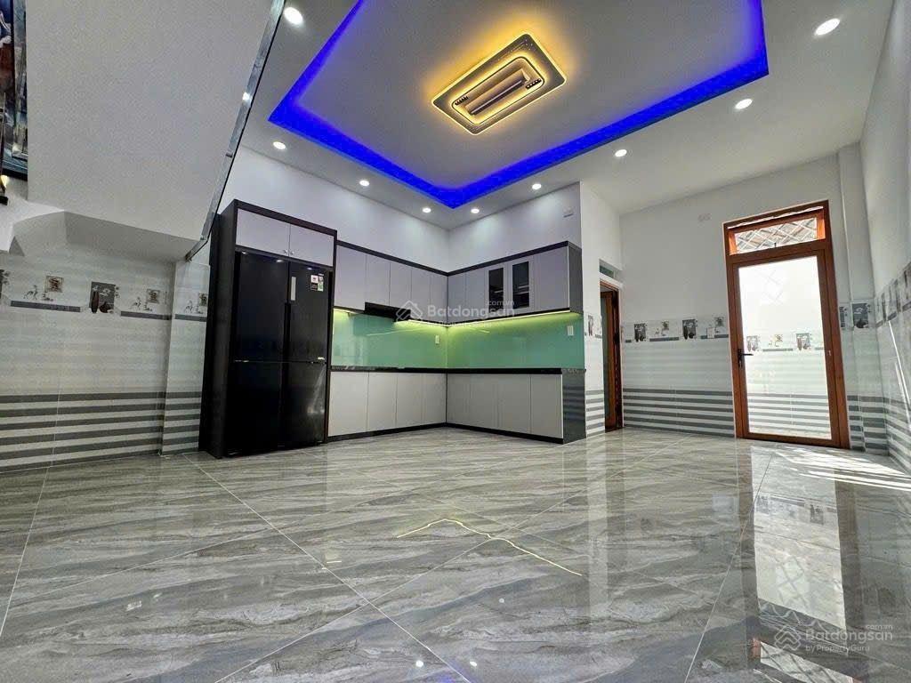 Nhà 3 tầng mặt tiền tam đông 8 hóc môn, diện tích 125m2, giá 6,2 tỷ
