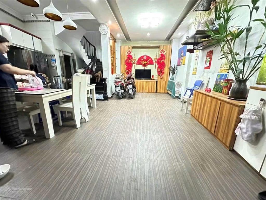 Trung tâm quận cầu giấy, nhà dân xây chắc chắn, 61m2 cải tạo thành ccmn dòng tiền, giá 15,3 tỷ