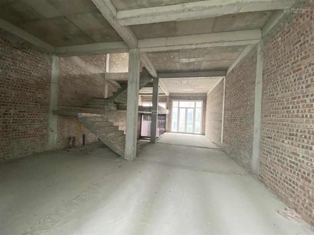 Bán căn liền kề tại 25a lê văn lương. 100m2. mt 7m. giá đầu tư