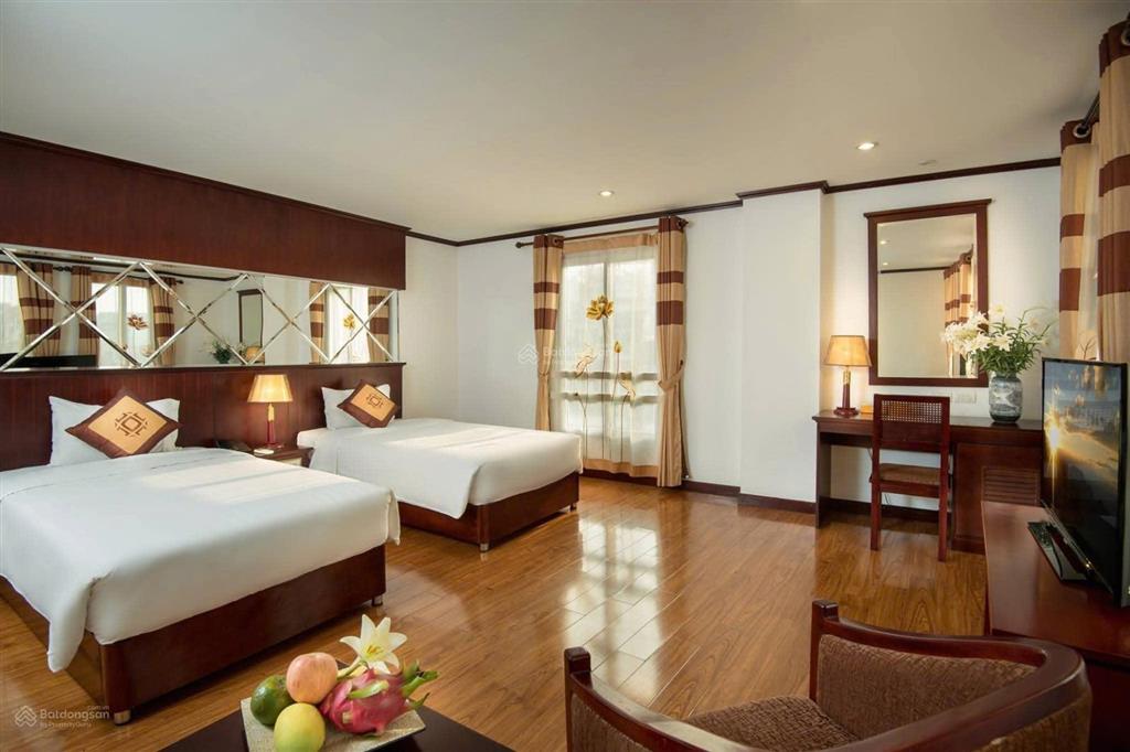 Bán khách sạn may de ville lakeside 5 sao cao tại phố cổ. 16 tầng, 18m mặt tiền. 505m2