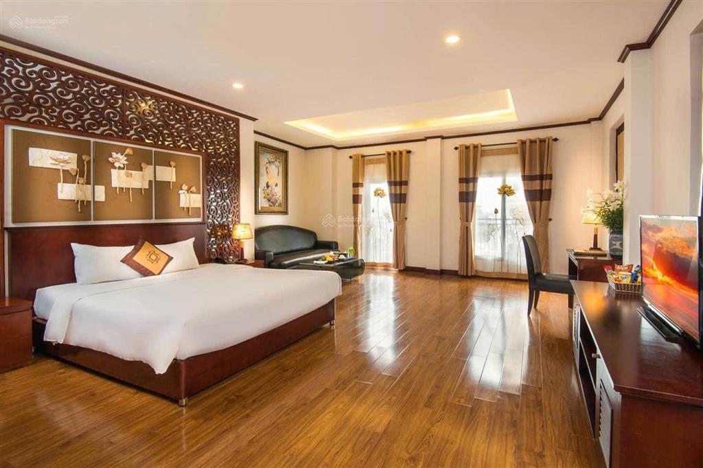 Bán khách sạn may de ville lakeside 5 sao cao tại phố cổ. 16 tầng, 18m mặt tiền. 505m2