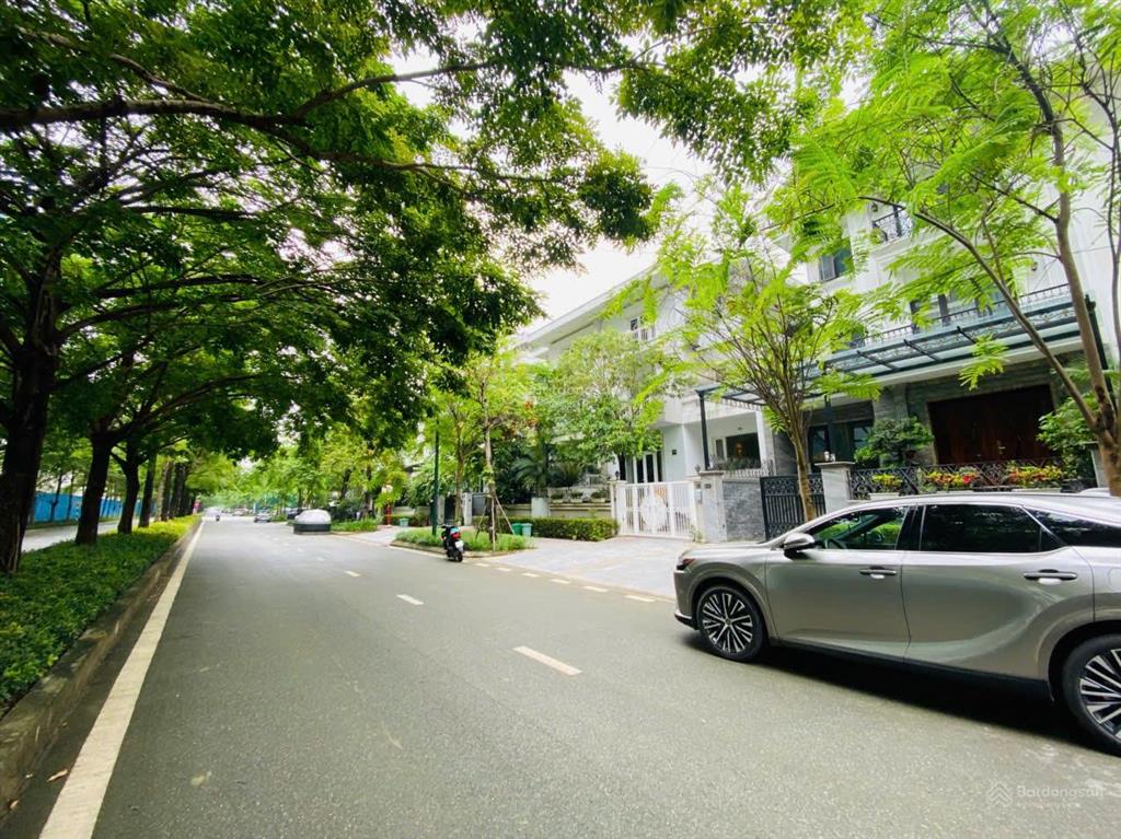 Chủ nhà giảm 5 tỷ cho căn bt trung tâm đường 30m. giá tốt nhất khu đô thị ciputra  nam thăng long