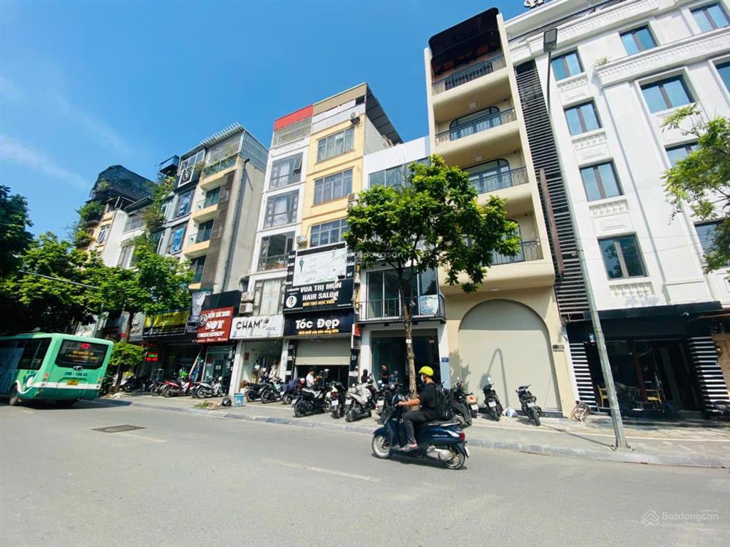 Chủ thiện chí bán căn nhà mặt phố trương công giai, hướng đông nam, có thang máy, giá đầu tư