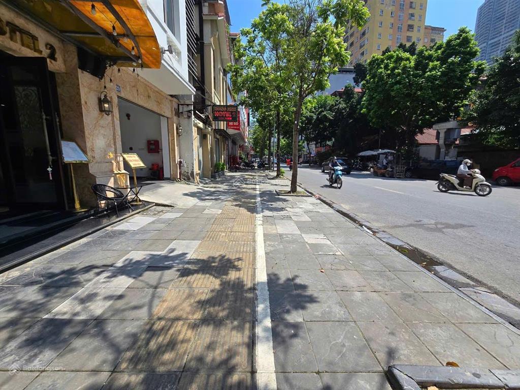 Chủ thiện chí bán căn nhà mặt phố trương công giai, hướng đông nam, có thang máy, giá đầu tư