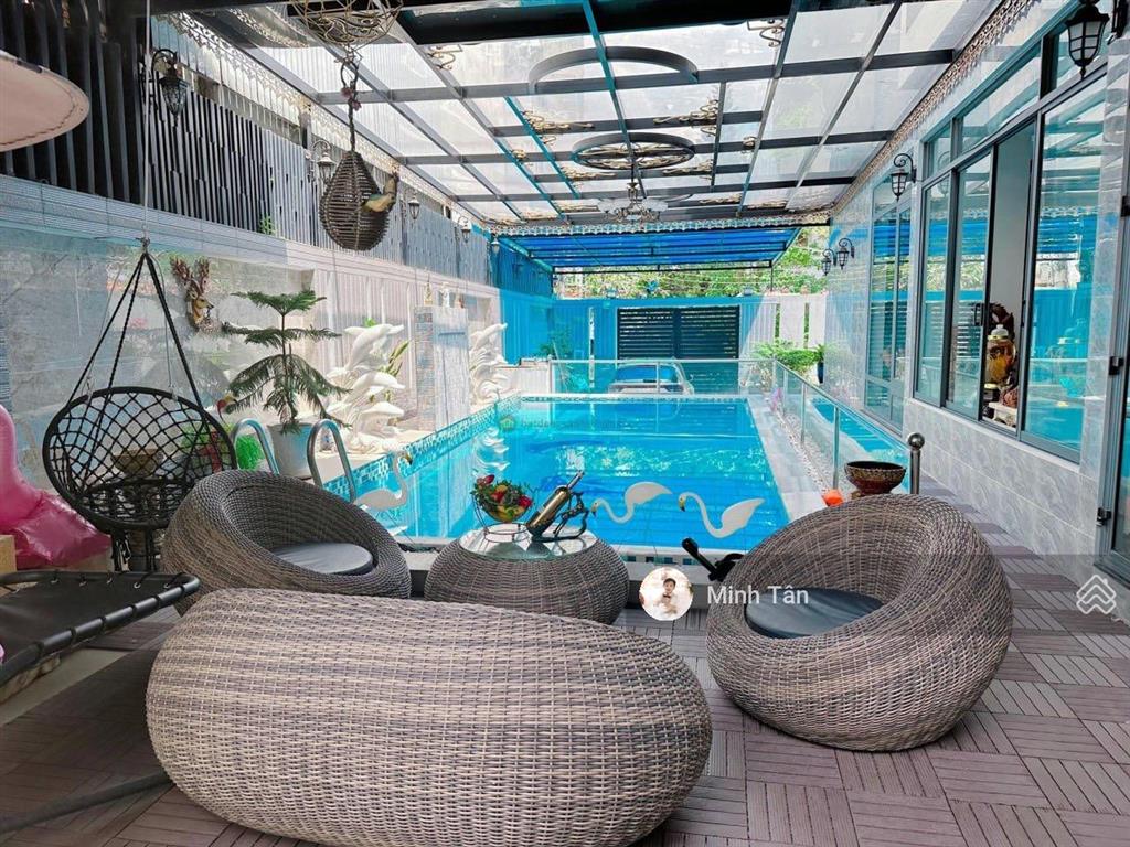 Chính chủ cần bán biệt thự hồ bơi đường xuân thủy  dt 16x24=380m2 nội thất ngoại nhập giá 100 tỷ