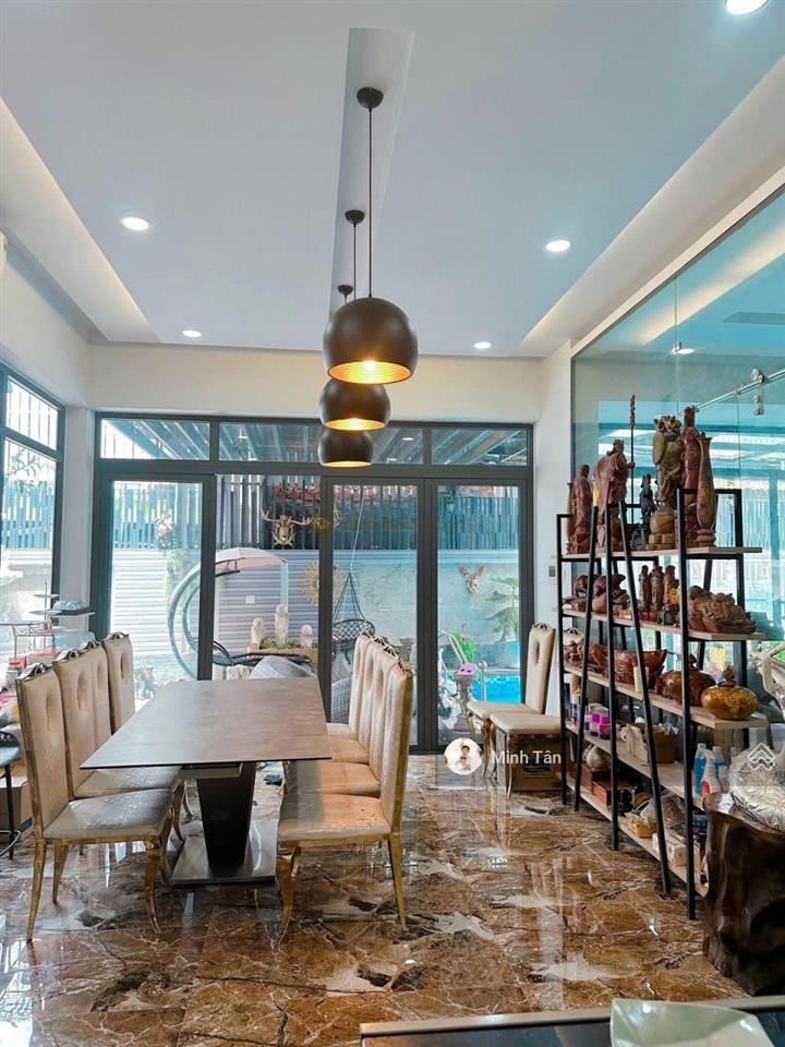Chính chủ cần bán biệt thự hồ bơi đường xuân thủy  dt 16x24=380m2 nội thất ngoại nhập giá 100 tỷ