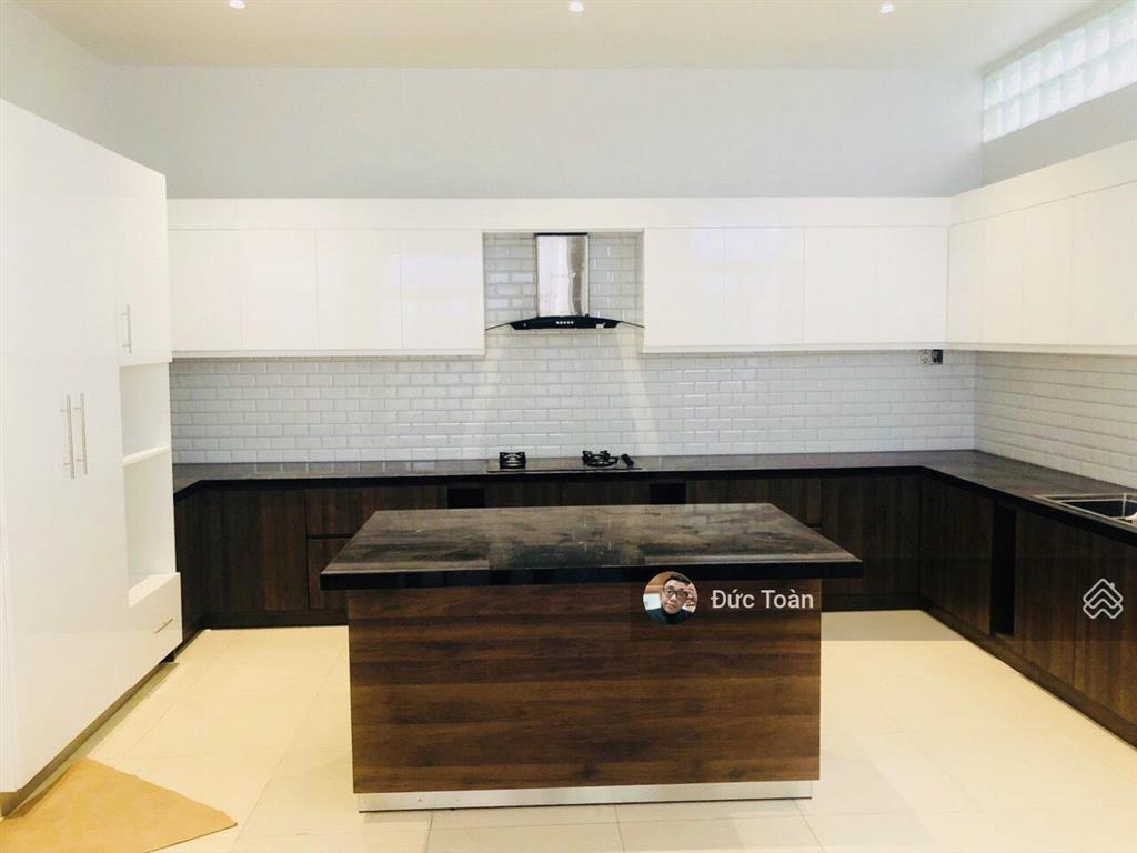 Chính chủ cần bán nhà hầm 4 tầng  trực diện công viên  dt 4x20=80m2  hđt 45tr/tháng  giá 19 tỷ