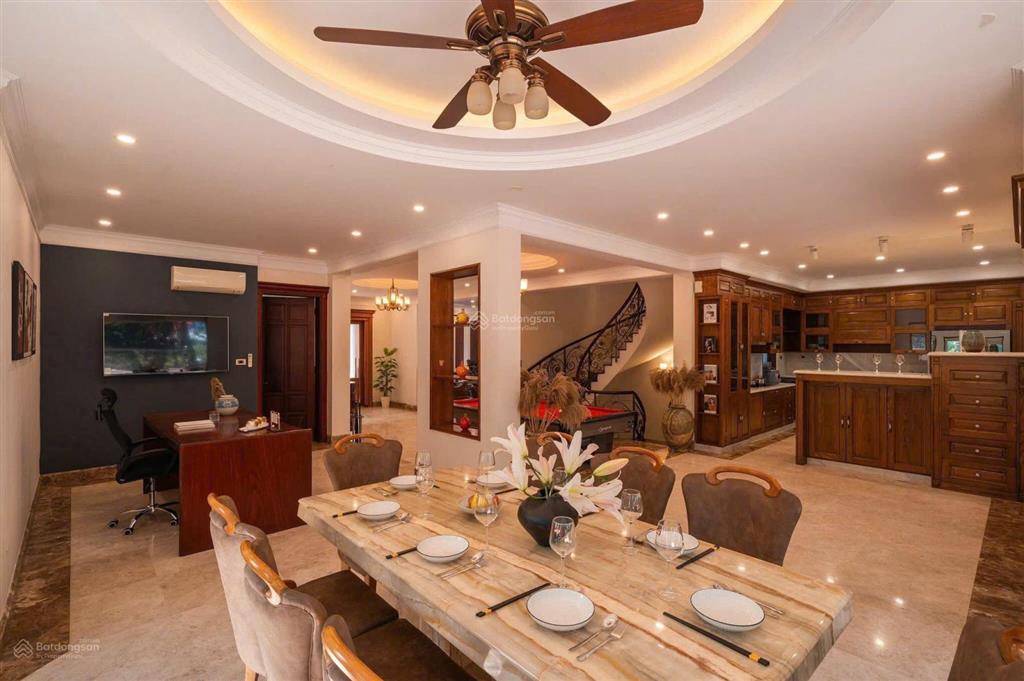 Độc bản  chính chủ cần bán biệt thự trực diện sông  dt 15x42=645m2  5 tầng  giá cực kỳ ưu đãi