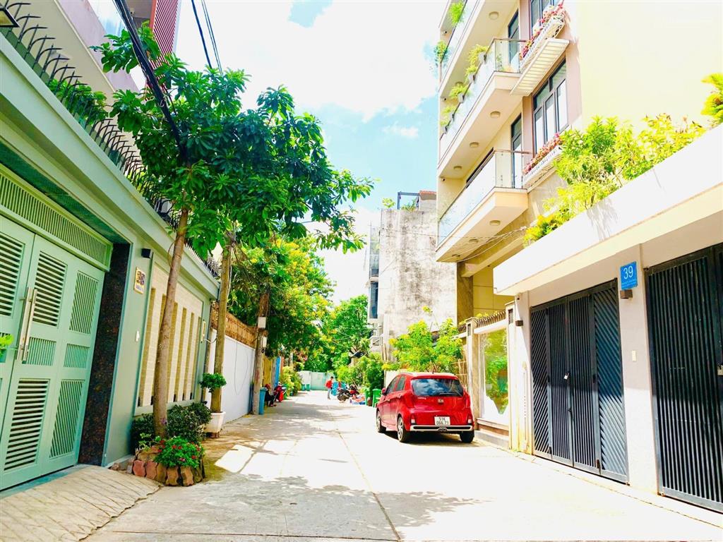 Duy nhất 1 lô  chính chủ cần bán lô đất cách trần não 50m  dt 10x20=200m2  ctxd 7 tầng  40 tỷ