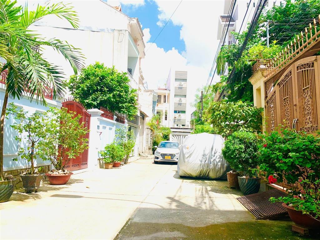 Duy nhất 1 lô  chính chủ cần bán lô đất cách trần não 50m  dt 10x20=200m2  ctxd 7 tầng  40 tỷ