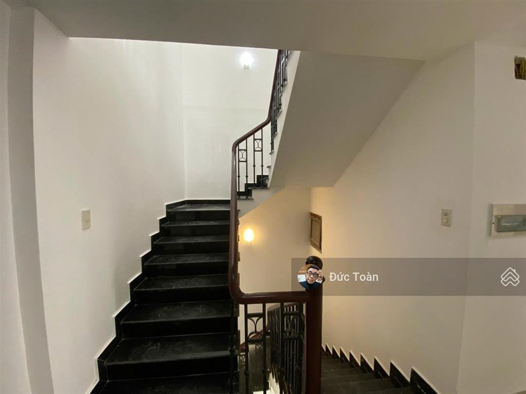 Chính chủ cần bán biệt thự ngay đường cao đức lân  dt 8x20=160m2  hầm 4 tầng  giá chỉ 45 tỷ