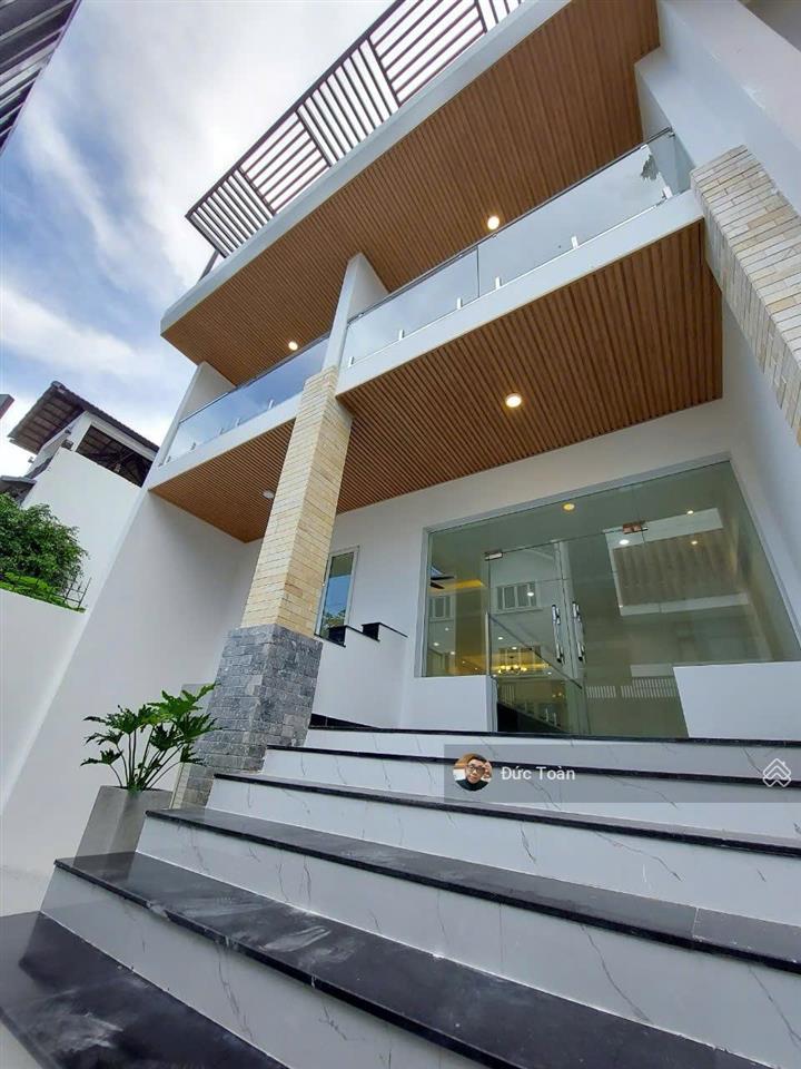 Chính chủ cần bán biệt thự ngay đường cao đức lân  dt 8x20=160m2  hầm 4 tầng  giá chỉ 45 tỷ