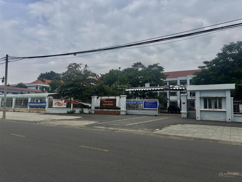 Cần bán 102m2 đất có 80m2 thổ cư mặt tiền đường 30m, gần trường học cấp 1,2,3
