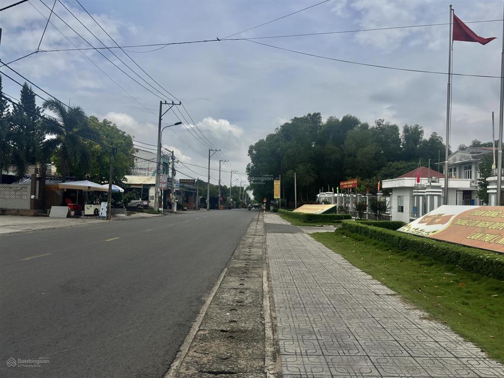 Cần bán 102m2 đất có 80m2 thổ cư mặt tiền đường 30m, gần trường học cấp 1,2,3