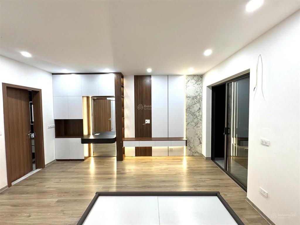 Nhà mới 5 tầng bát khối 35m ô tô đỗ cửa gần cầu thanh trì giá chỉ 5,x tỷ