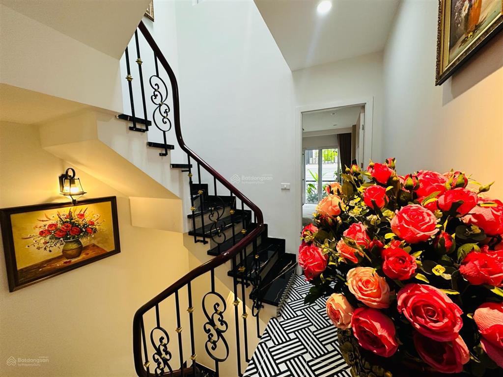 Nhà đẹp phố cổ hai bà ở kết hợp cho tây thuê 75m2 5 tầng thang máy sổ đỏ ko quy hoạch 18,9 tỷ