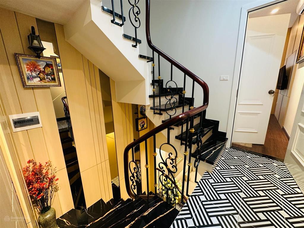 Nhà đẹp phố cổ hai bà ở kết hợp cho tây thuê 75m2 5 tầng thang máy sổ đỏ ko quy hoạch 18,9 tỷ