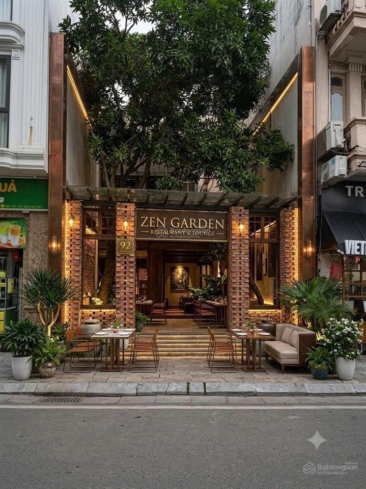 Cho thuê mặt bằng kd 2 mặt phố và mặt hồ trúc bạch 300m2 phù hợp kd cafe nhà hàng lớn... 135tr/th