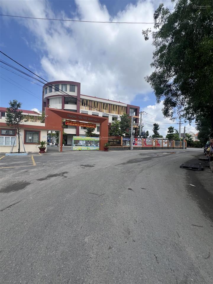 Bán nhà ngay trường tiểu học định hoà 2. giá 2tỷ100