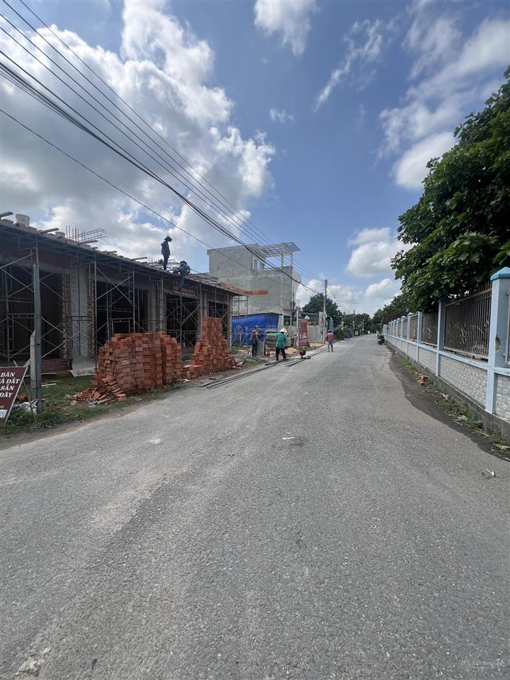 Bán nhà ngay trường tiểu học định hoà 2. giá 2tỷ100