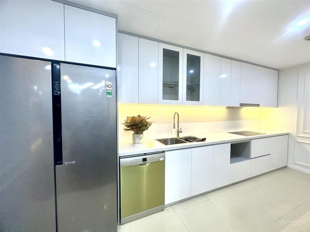 Bán căn hộ 2 phòng ngủ, 2 vệ sinh, 62m2 giá 4,6 tỷ, full nội thất đẹp ở ngay, 987 tam trinh