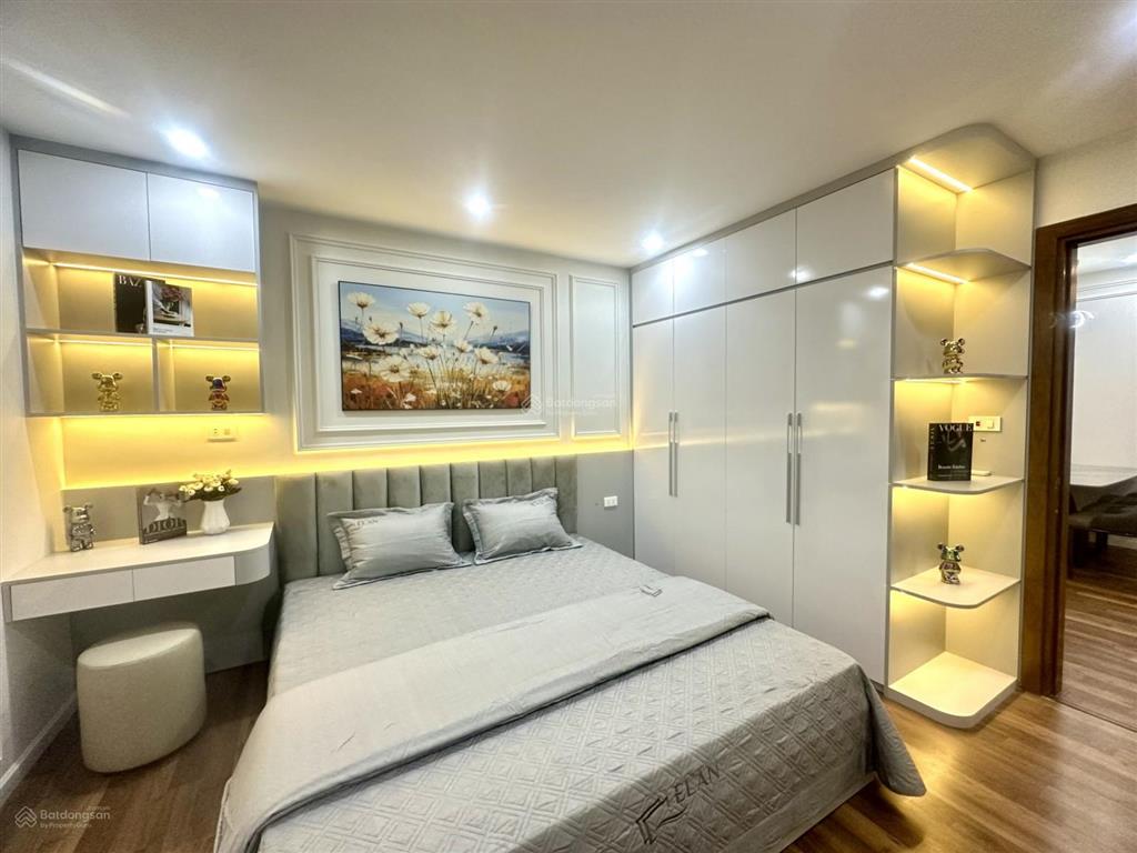 Bán căn hộ 2 phòng ngủ, 2 vệ sinh, 62m2 giá 4,6 tỷ, full nội thất đẹp ở ngay, 987 tam trinh