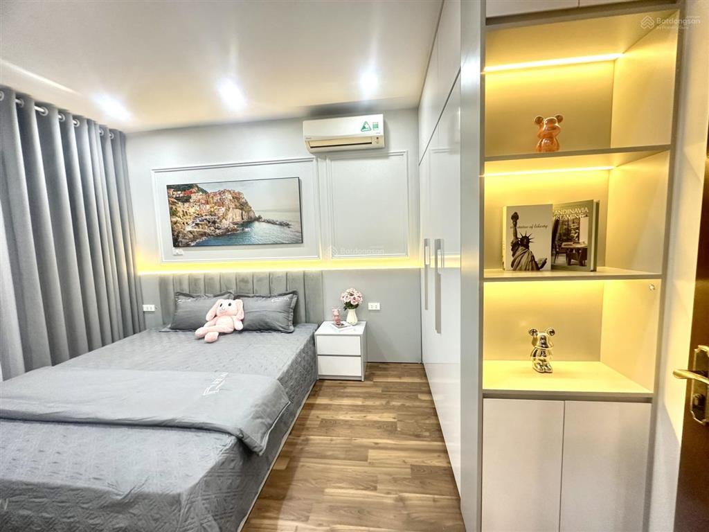 Bán căn hộ 2 phòng ngủ, 2 vệ sinh, 62m2 giá 4,6 tỷ, full nội thất đẹp ở ngay, 987 tam trinh