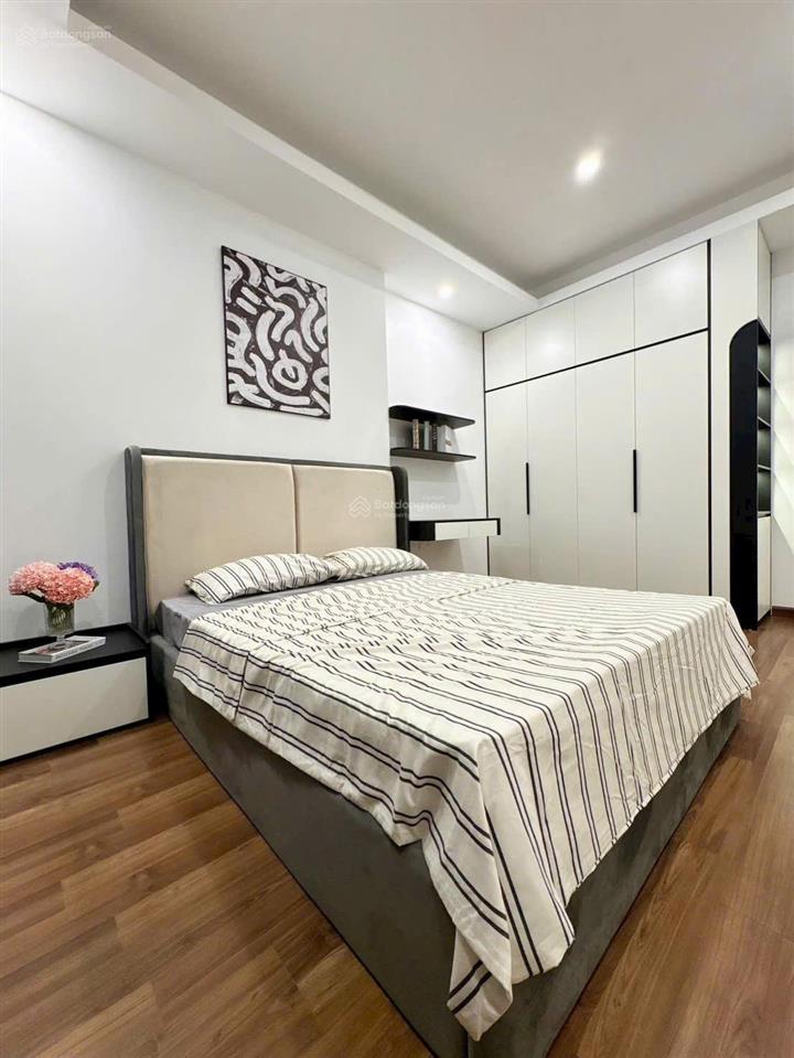 Bán căn 2 phòng ngủ 80m2 giá 6,7 tỷ, nội thất đẹp ở ngay, ban công đông nam, view hồ cực đẹp