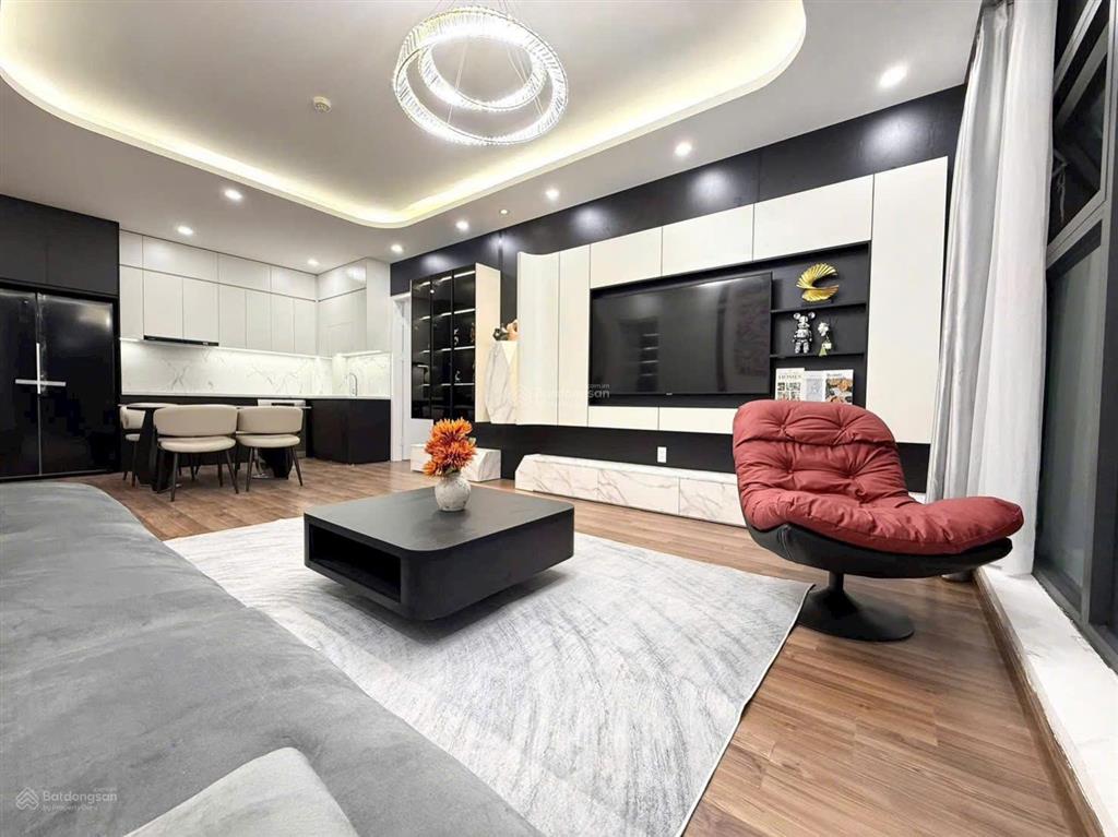 Bán căn 2 phòng ngủ 80m2 giá 6,7 tỷ, nội thất đẹp ở ngay, ban công đông nam, view hồ cực đẹp