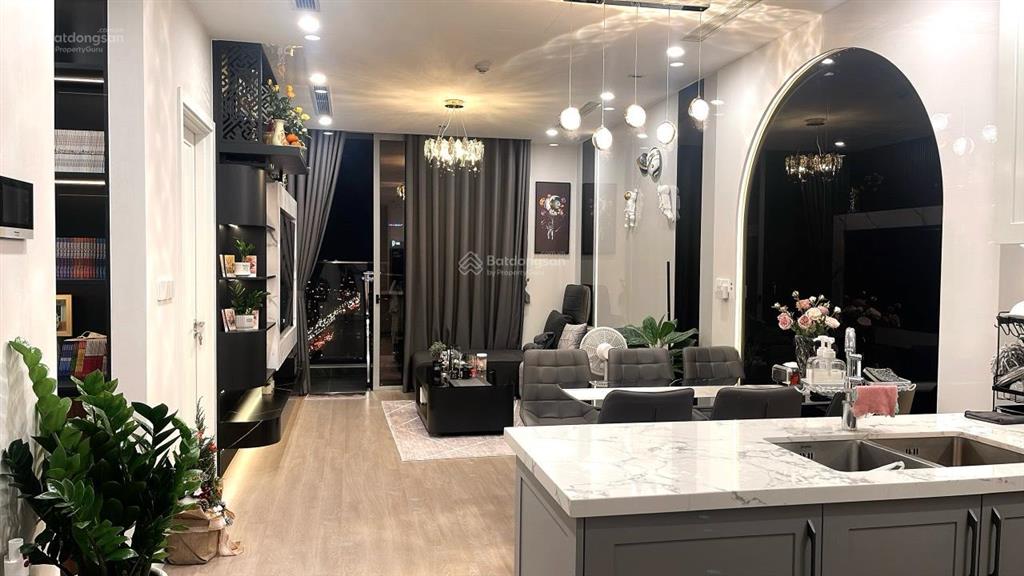 Chính chủ bán căn 69m2 2phòng ngủ full nội thất, ban công hướng đông nam, ở luôn, giá 6.9 tỷ