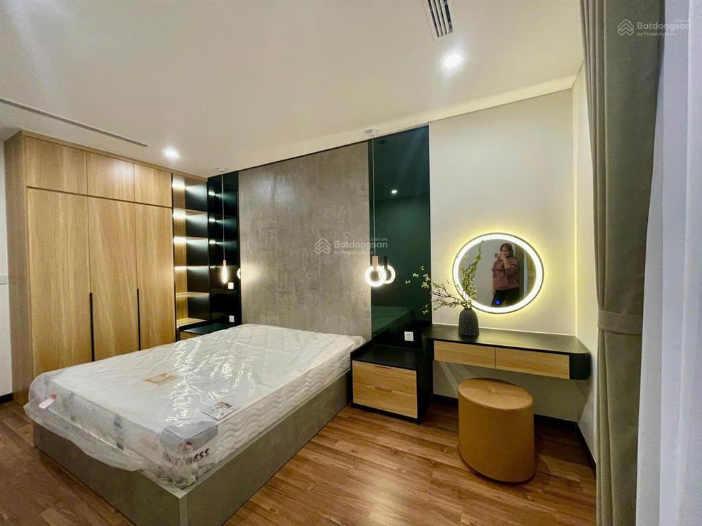 Bán gấp căn 2 phòng ngủ, view đẹp, dt 63m2, giá 4.5 tỷ, sổ hồng, full nội thất