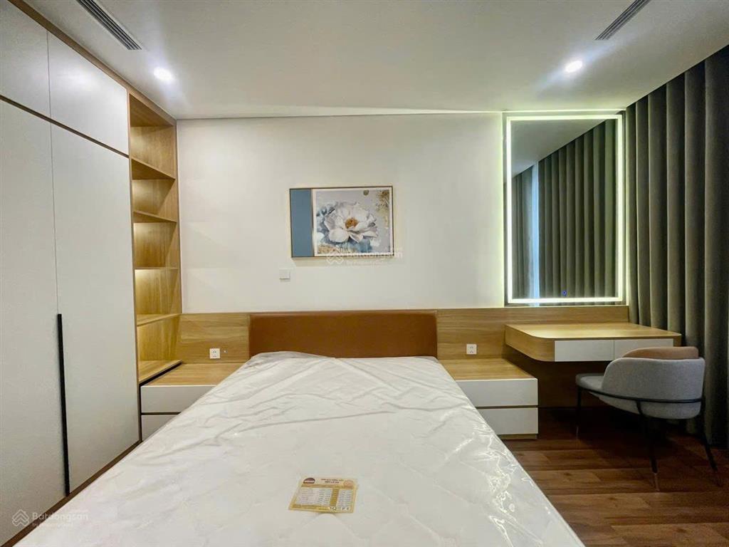 Bán gấp căn 2 phòng ngủ, view đẹp, dt 63m2, giá 4.5 tỷ, sổ hồng, full nội thất