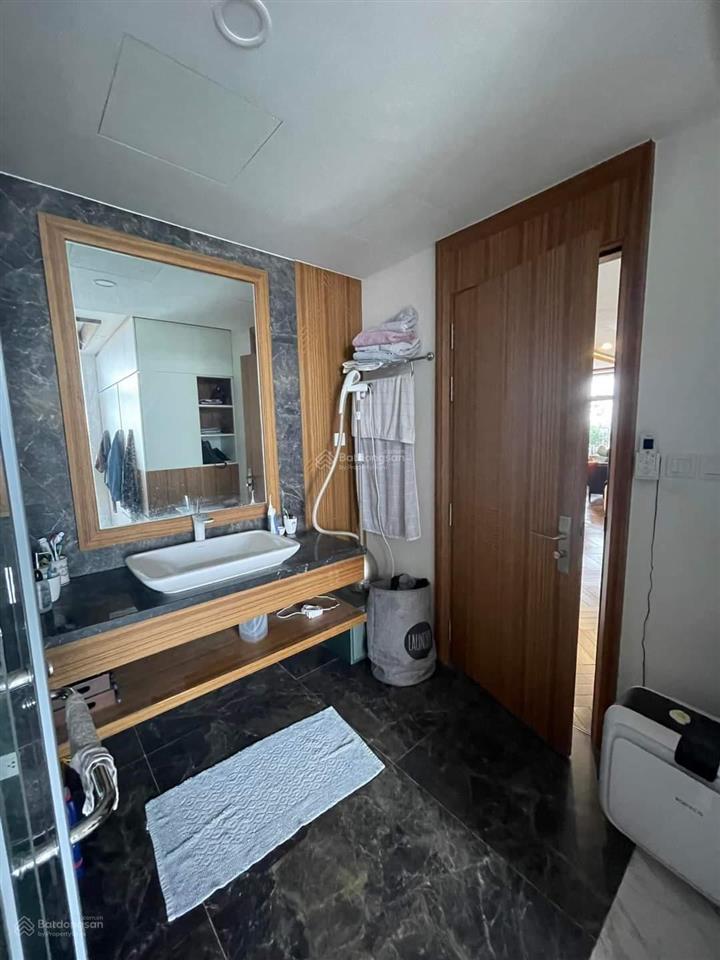 Bán căn 3phòng ngủ  148.6m2 tầng đẹp, nhà đẹp full nội thất cao cấp giá 12.8 tỷ bao phí