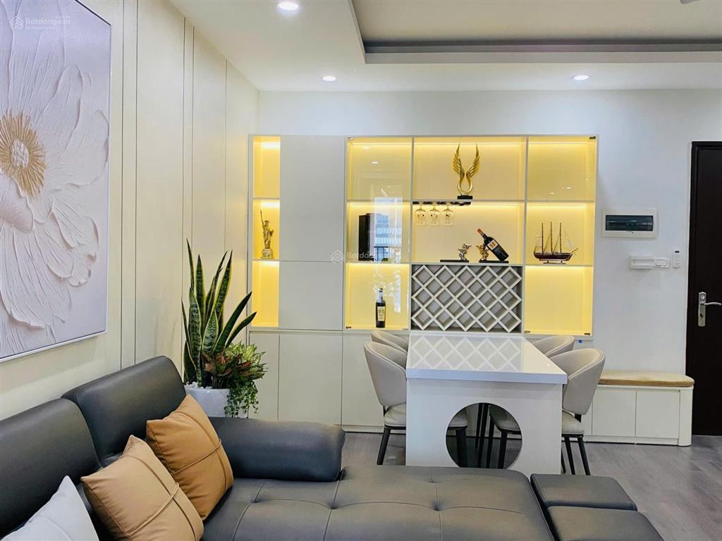 Chính chủ bán căn 63m2 2phòng ngủ full nội thất, ban công hướng đông nam ở luôn, giá 4.5 tỷ