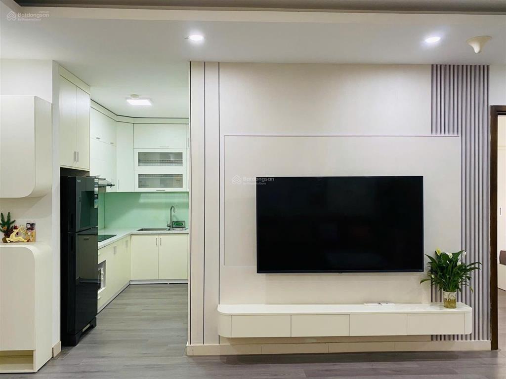 Chính chủ bán căn 63m2 2phòng ngủ full nội thất, ban công hướng đông nam ở luôn, giá 4.5 tỷ