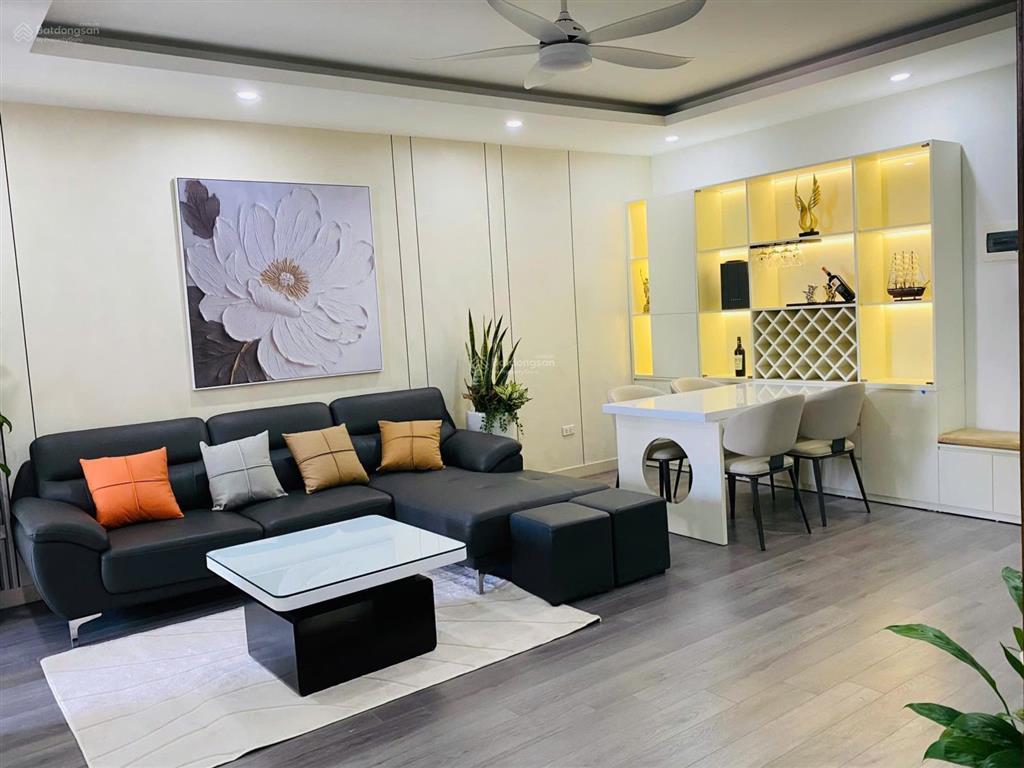 Chính chủ bán căn 63m2 2phòng ngủ full nội thất, ban công hướng đông nam ở luôn, giá 4.5 tỷ