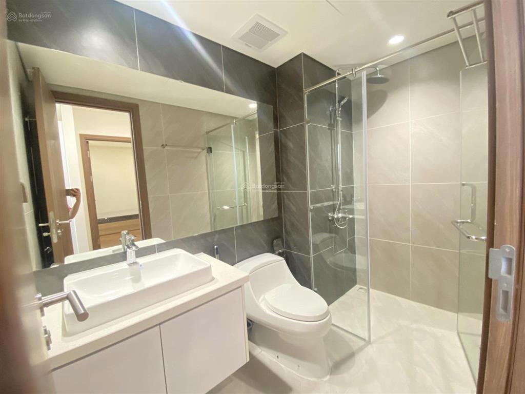 Bán căn 2 phòng ngủ  63m2 tầng trung, nhà đẹp full nội thất cao cấp giá 4.5 tỷ bao phí