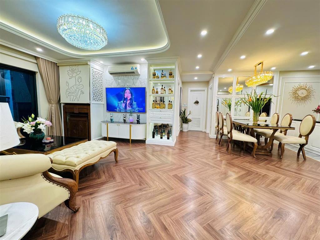 Bán căn góc 3 phòng ngủ, full nội thất đẹp chỉ việc ở, căn đẹp nhất toà, ban công đông nam