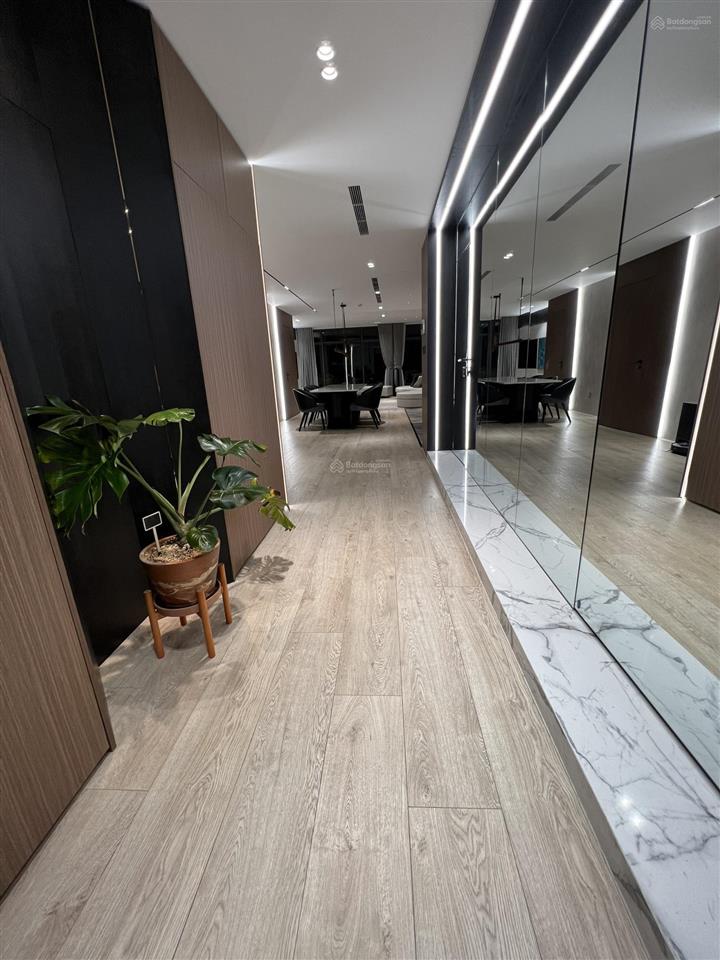Bán căn 3 phòng ngủ 136m2 giá 17.4 tỷ, full nội thất đẹp chỉ vệc ở ngay, ban công đông nam