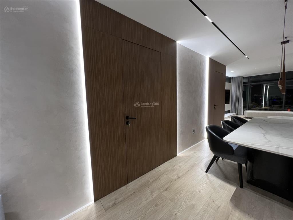 Bán căn 3 phòng ngủ 136m2 giá 17.4 tỷ, full nội thất đẹp chỉ vệc ở ngay, ban công đông nam