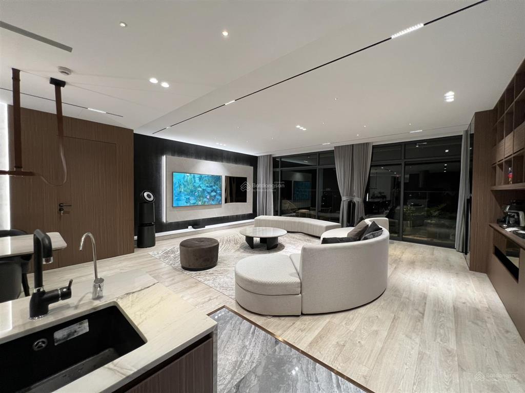 Bán căn 3 phòng ngủ 136m2 giá 17.4 tỷ, full nội thất đẹp chỉ vệc ở ngay, ban công đông nam