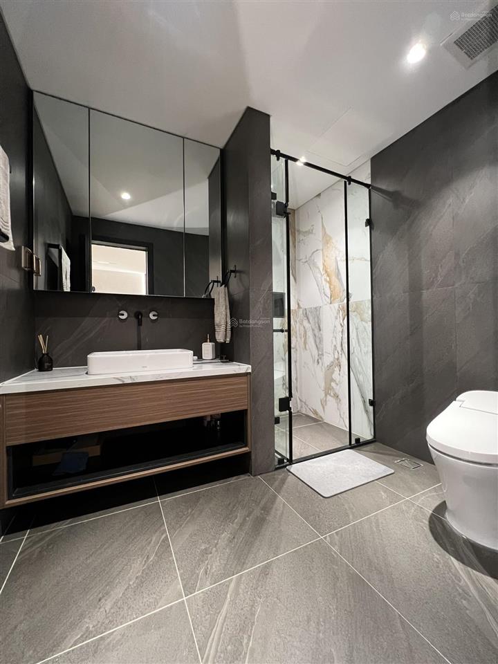 Bán căn 3 phòng ngủ 136m2 giá 17.4 tỷ, full nội thất đẹp chỉ vệc ở ngay, ban công đông nam