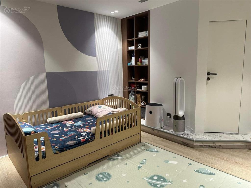 Bán căn 3 phòng ngủ 136m2 giá 17.4 tỷ, full nội thất đẹp chỉ vệc ở ngay, ban công đông nam