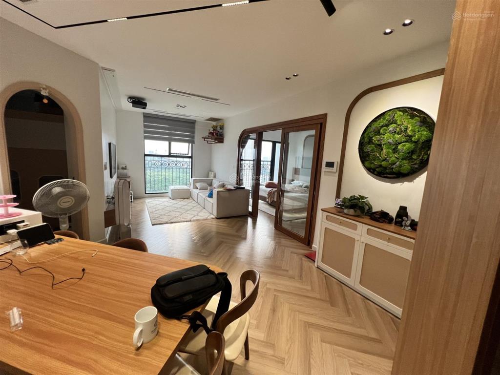 Bán căn 2 phòng ngủ 69m2 giá 5.8 tỷ, full nội thất đẹp ở ngay, trục đẹp nhất toà, sky central