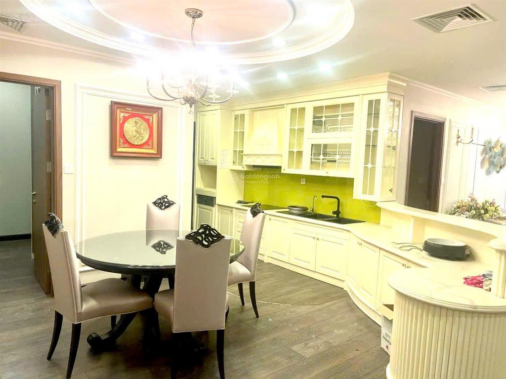 Bán căn 3 phòng ngủ 148.6m2 giá 12,6 tỷ, full nội thất đẹp ở ngay, ban công đông nam thoáng mát