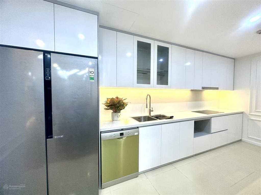 Bán căn hộ 2 phòng ngủ, 91m2 giá 8.75 tỷ, full nội thất chỉ việc ở