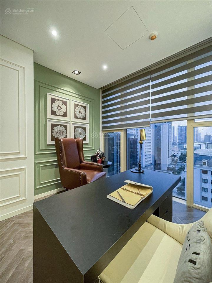 Bán căn 3 phòng ngủ 136m2 giá 17.3 tỷ, full nội thất đẹp chỉ vệc ở ngay, ban công đông nam