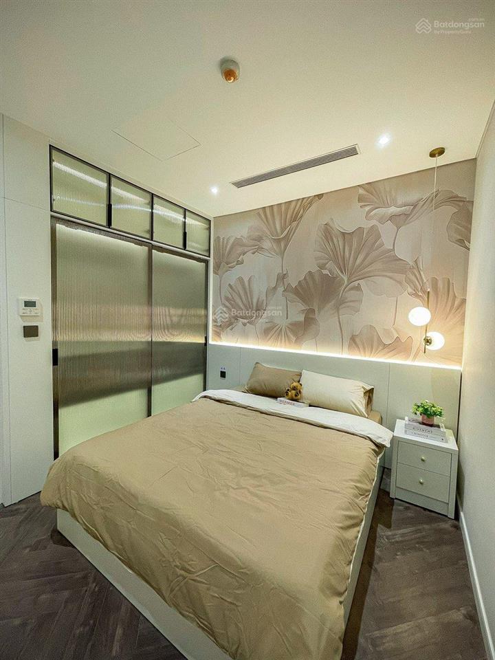 Bán căn 3 phòng ngủ 136m2 giá 17.3 tỷ, full nội thất đẹp chỉ vệc ở ngay, ban công đông nam