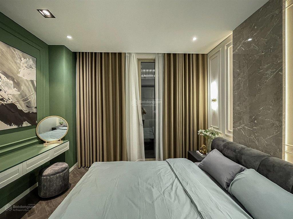 Bán căn 3 phòng ngủ 136m2 giá 17.3 tỷ, full nội thất đẹp chỉ vệc ở ngay, ban công đông nam