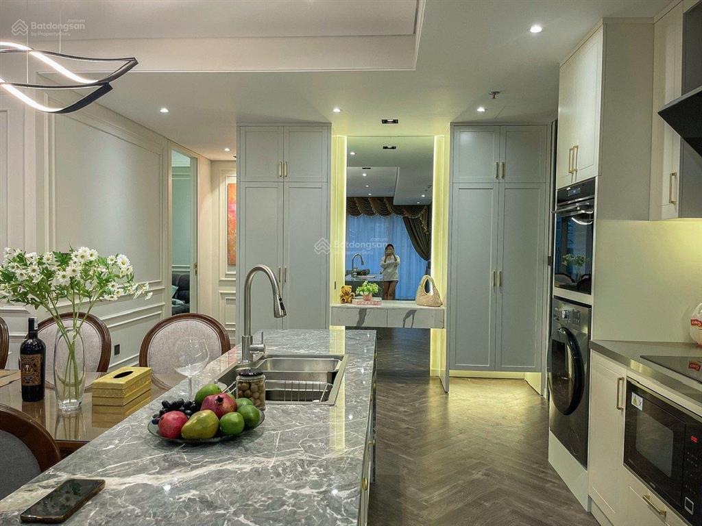 Bán căn 3 phòng ngủ 136m2 giá 17.3 tỷ, full nội thất đẹp chỉ vệc ở ngay, ban công đông nam